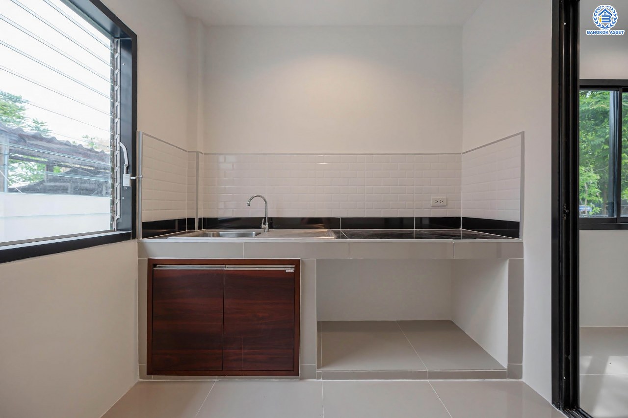 บ้านมือสองตกแต่งใหม่ คุณภาพแบรนด์ LH โครงการ ชลลดา บางบัวทอง เนื้อที่ 83 ตร.ว. ตกแต่งหรูหรา ฟังก์ชันจัดเต็ม 5 ห้องนอน 3 ห้องน้ำ จอดรถได้ 2 คัน พร้อม Facilities ครบ! บนทำเลคุณภาพ เชื่อมต่อได้หลายเส้นทาง ใกล้เซ็นทรัลเวสต์เกต และรถไฟฟ้า "สถานีบางพลู"